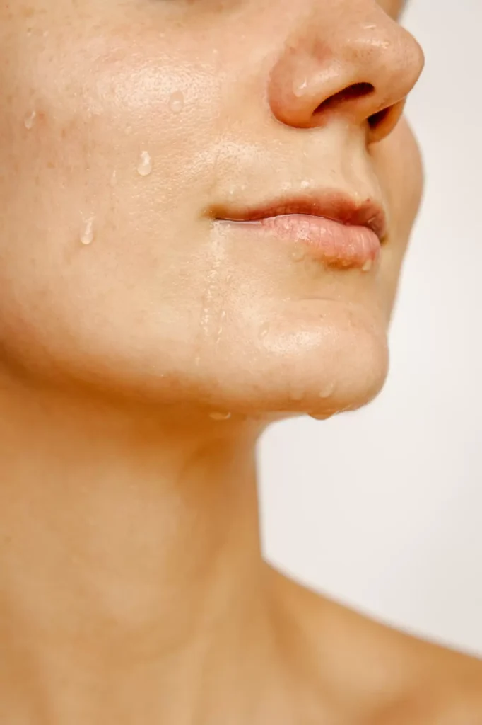 Si tienes problemas de sudoración excesiva en axilas, manos o pies, el Botox para hiperhidrosis podría ser tu solución ideal.